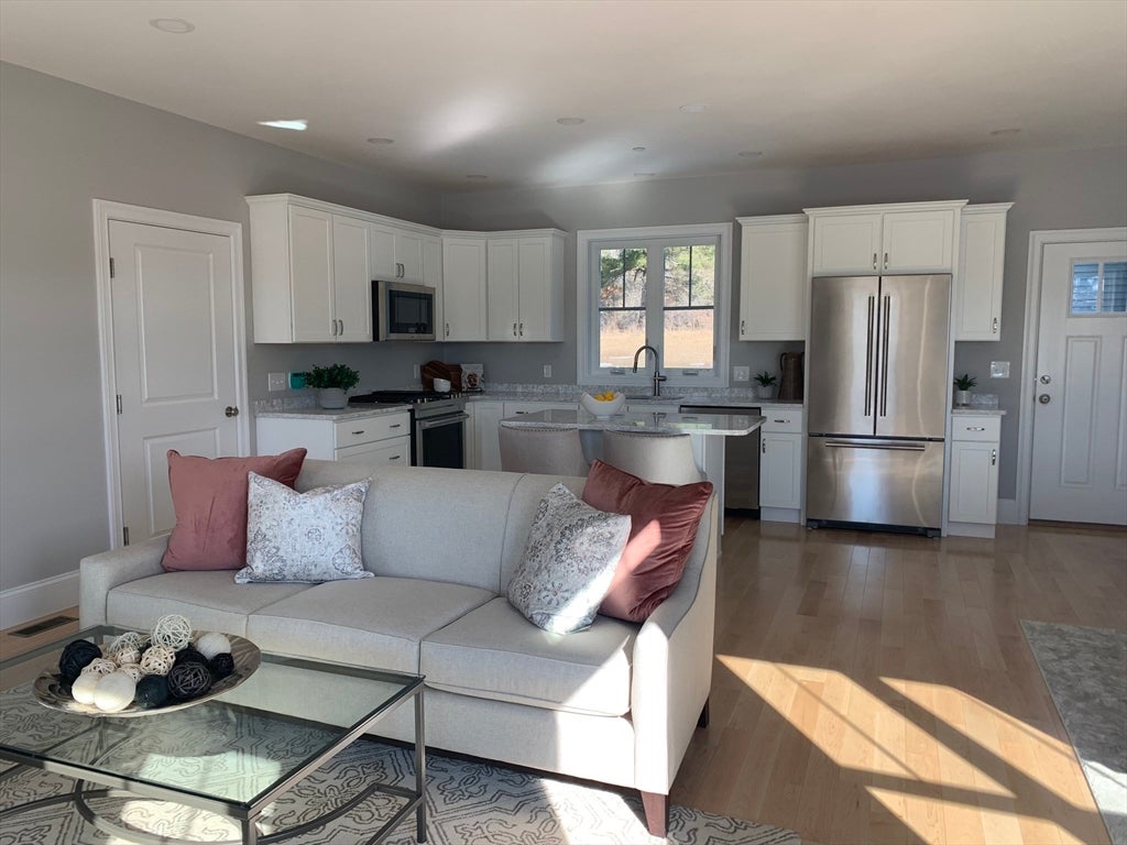 Hudson, New Hampshire, 03051, United States, 5 Bedrooms Bedrooms, ,5 BathroomsBathrooms,Residential,Active,2007997