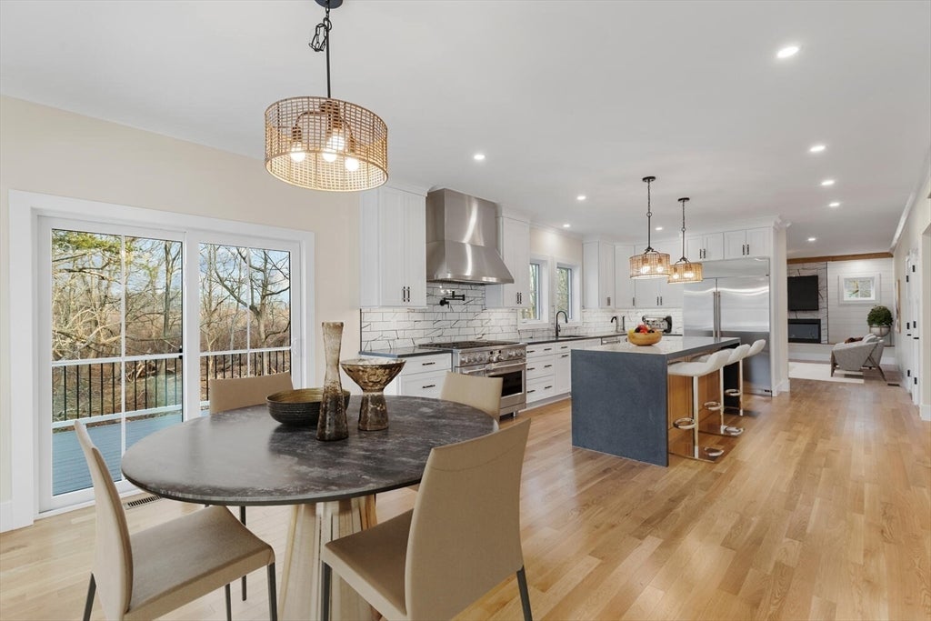 Wakefield, Massachusetts, 01880, United States, 4 Bedrooms Bedrooms, ,4 BathroomsBathrooms,Residential,Active,2010201