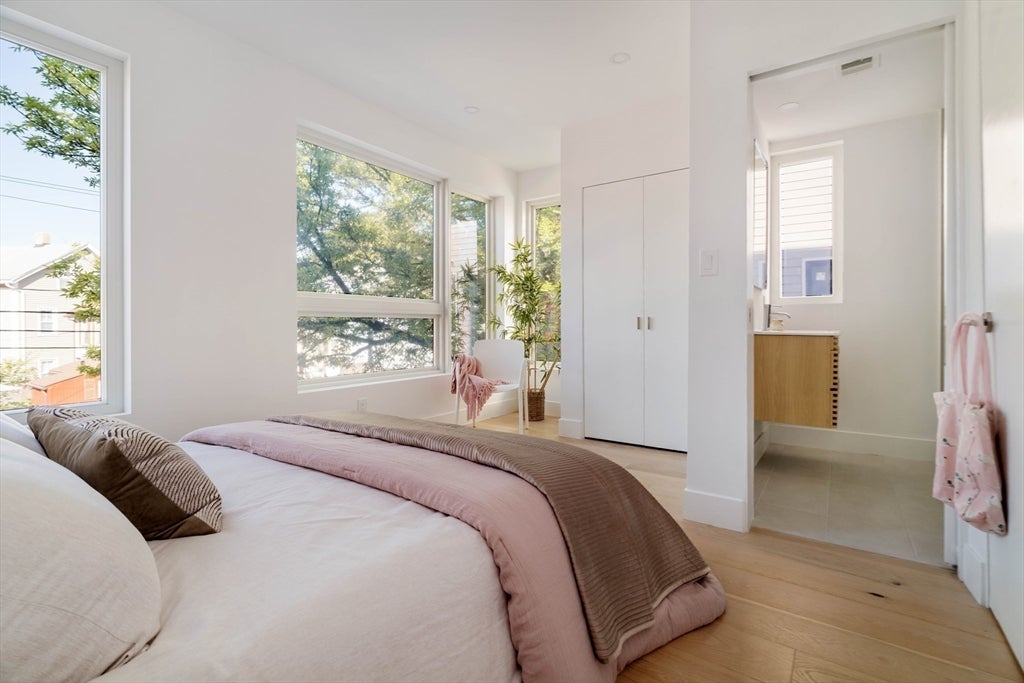 Cambridge, Massachusetts, 02141, United States, 5 Bedrooms Bedrooms, ,5 BathroomsBathrooms,Residential,Active,1942391