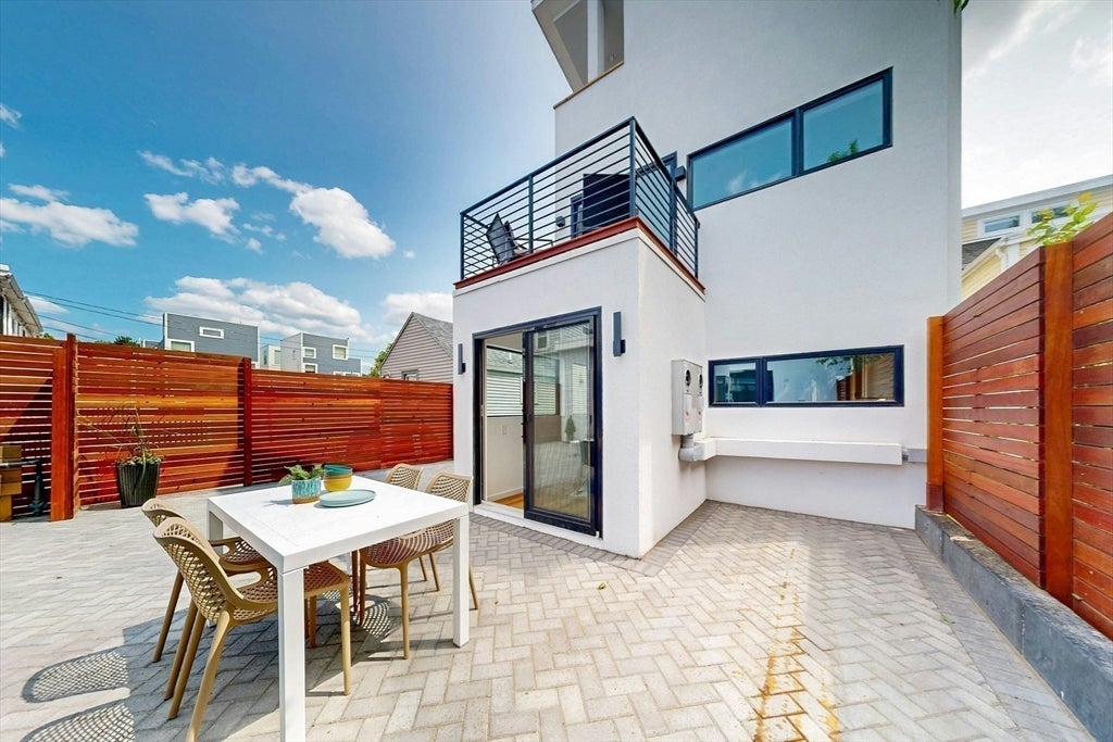 Cambridge, Massachusetts, 02141, United States, 4 Bedrooms Bedrooms, ,5 BathroomsBathrooms,Residential,Active,1945450