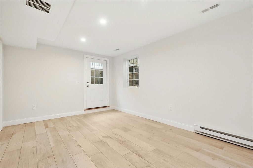 Cambridge, Massachusetts, 02138, United States, 4 Bedrooms Bedrooms, ,4 BathroomsBathrooms,Residential,Active,1905089