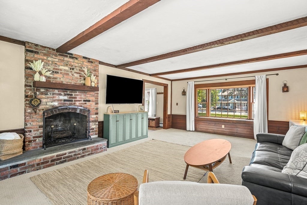 Beverly, Massachusetts, 01915, United States, 3 Bedrooms Bedrooms, ,2 BathroomsBathrooms,Residential,Active,1936404