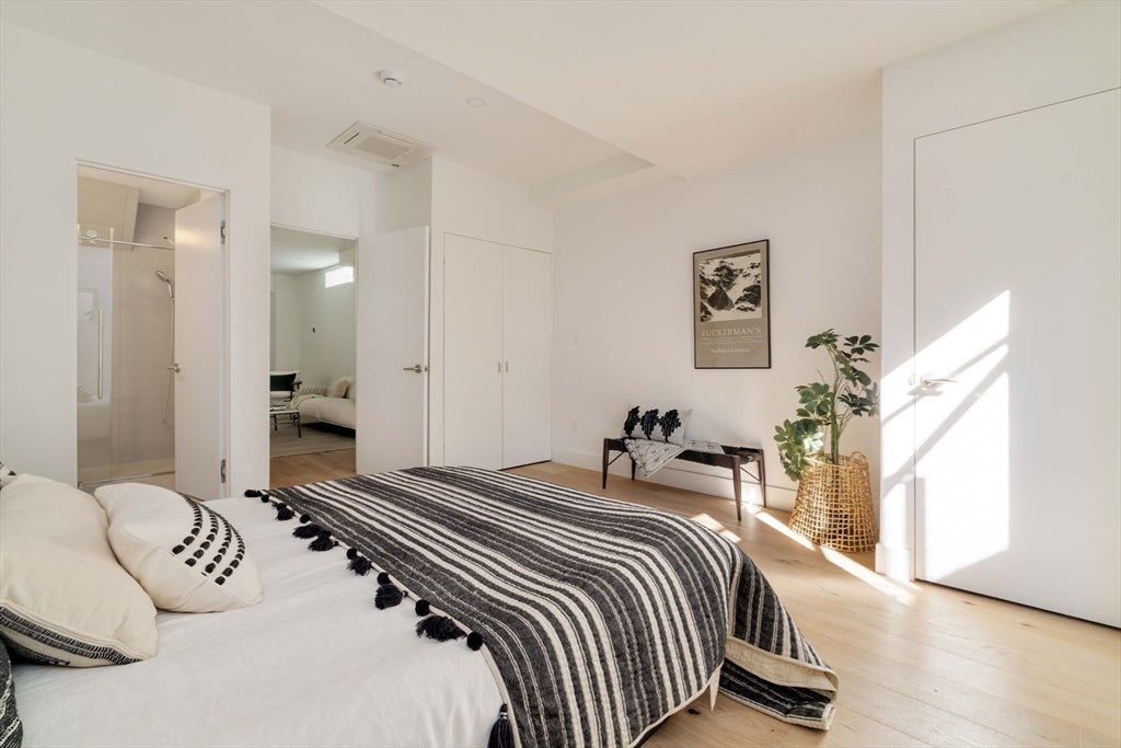 Cambridge, Massachusetts, 02141, United States, 5 Bedrooms Bedrooms, ,5 BathroomsBathrooms,Residential,Active,1942403