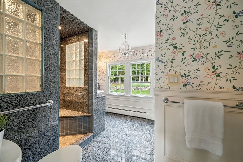 Topsfield, Massachusetts, 01983, United States, 6 Bedrooms Bedrooms, ,4 BathroomsBathrooms,Residential,Active,1936130