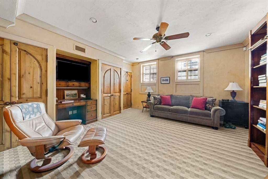 Boston, Massachusetts, 02108, United States, 3 Bedrooms Bedrooms, ,4 BathroomsBathrooms,Residential,Active,1960165