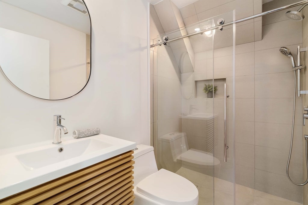 Cambridge, Massachusetts, 02141, United States, 5 Bedrooms Bedrooms, ,5 BathroomsBathrooms,Residential,Active,1942391