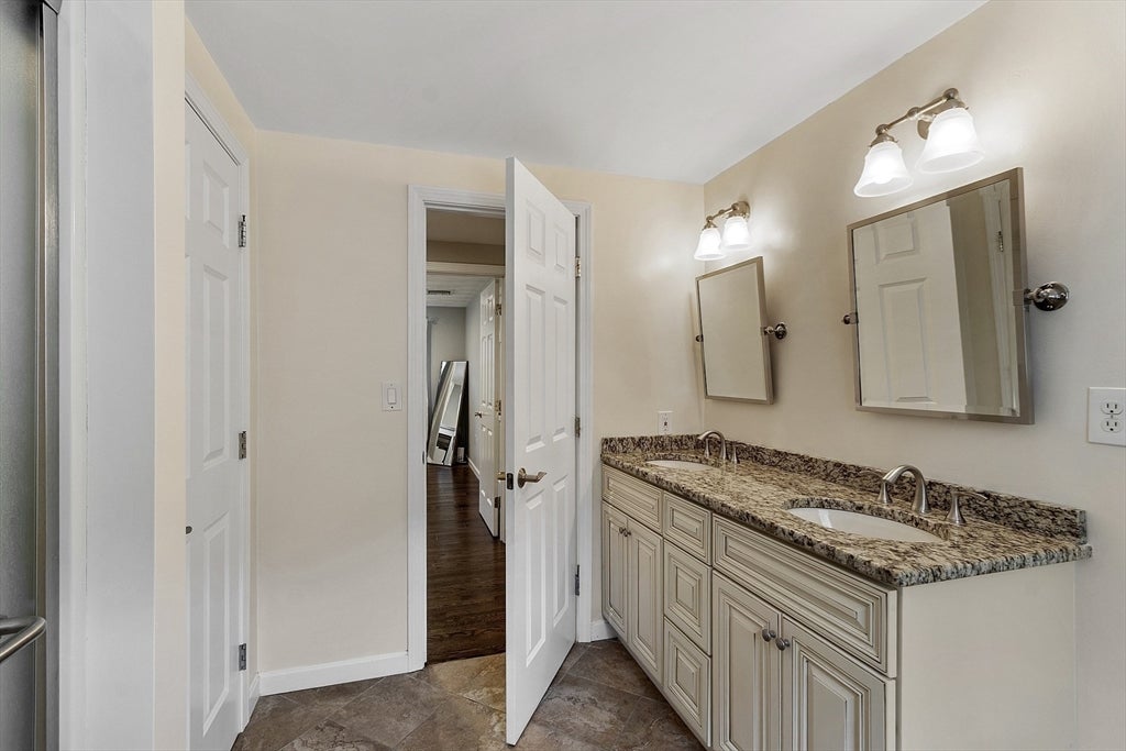 Middleton, Massachusetts, 01949, United States, 4 Bedrooms Bedrooms, ,4 BathroomsBathrooms,Residential,Active,1941131