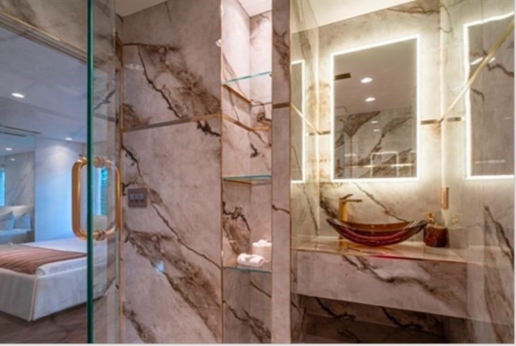 Easton, Massachusetts, 02375, United States, 4 Bedrooms Bedrooms, ,5 BathroomsBathrooms,Residential,Active,1973645