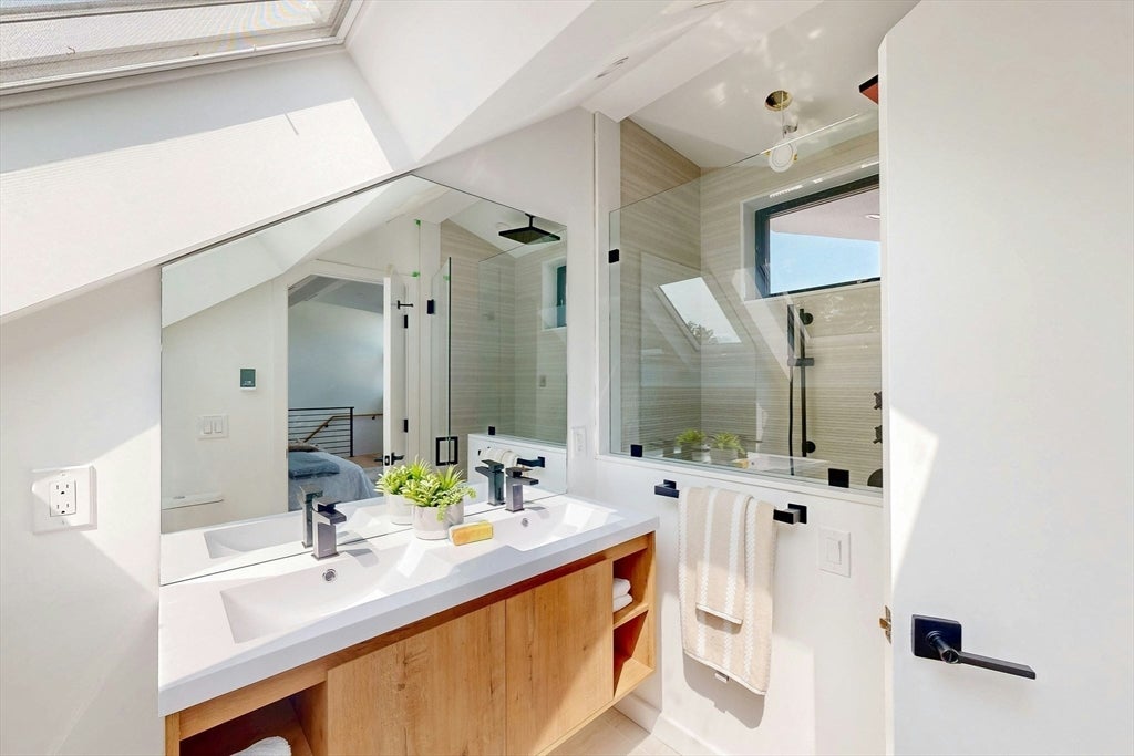 Cambridge, Massachusetts, 02141, United States, 4 Bedrooms Bedrooms, ,5 BathroomsBathrooms,Residential,Active,1945450