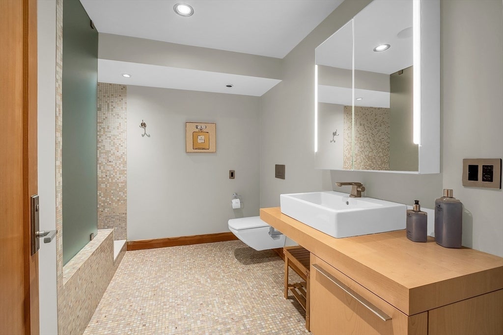 Lynnfield, Massachusetts, 01940, United States, 4 Bedrooms Bedrooms, ,3 BathroomsBathrooms,Residential,Active,1885013