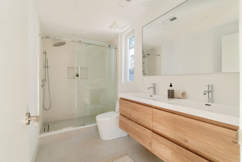 Cambridge, Massachusetts, 02141, United States, 5 Bedrooms Bedrooms, ,5 BathroomsBathrooms,Residential,Active,1942403