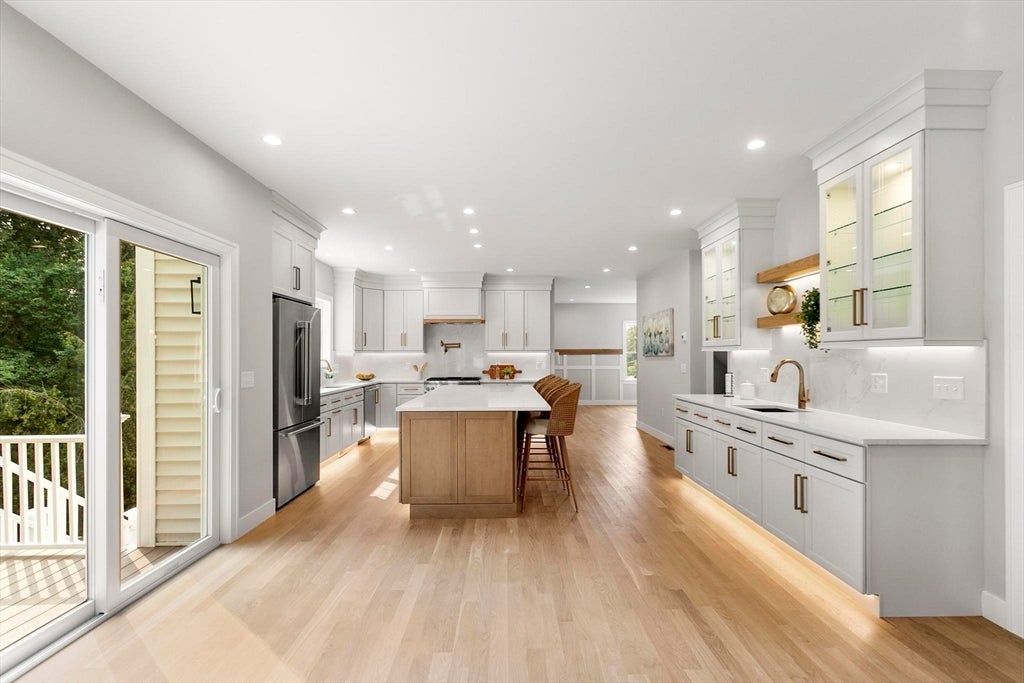 Burlington, Massachusetts, 01803, United States, 5 Bedrooms Bedrooms, ,5 BathroomsBathrooms,Residential,Active,1909077