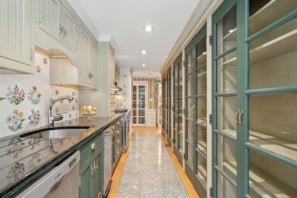 Topsfield, Massachusetts, 01983, United States, 6 Bedrooms Bedrooms, ,4 BathroomsBathrooms,Residential,Active,1936130