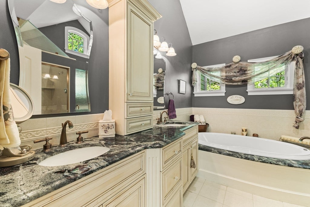 Lakeville, Massachusetts, 02347, United States, 5 Bedrooms Bedrooms, ,5 BathroomsBathrooms,Residential,Active,1867904