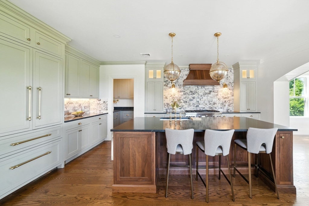 Brookline, Massachusetts, 02446, United States, 4 Bedrooms Bedrooms, ,4 BathroomsBathrooms,Residential,Active,1806604