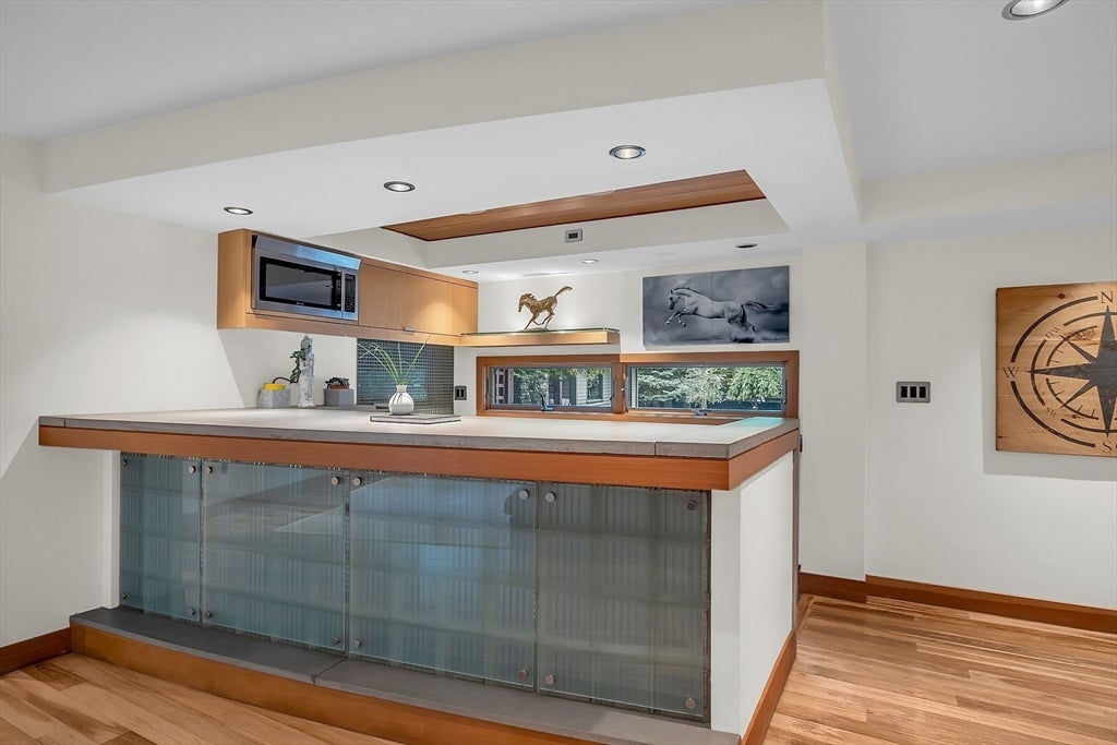 Lynnfield, Massachusetts, 01940, United States, 4 Bedrooms Bedrooms, ,3 BathroomsBathrooms,Residential,Active,1885013