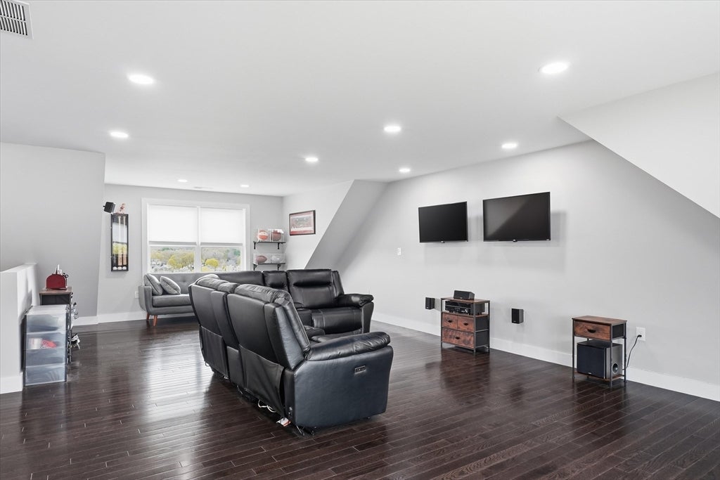 Lynn, Massachusetts, 01904, United States, 5 Bedrooms Bedrooms, ,3 BathroomsBathrooms,Residential,Active,2043805