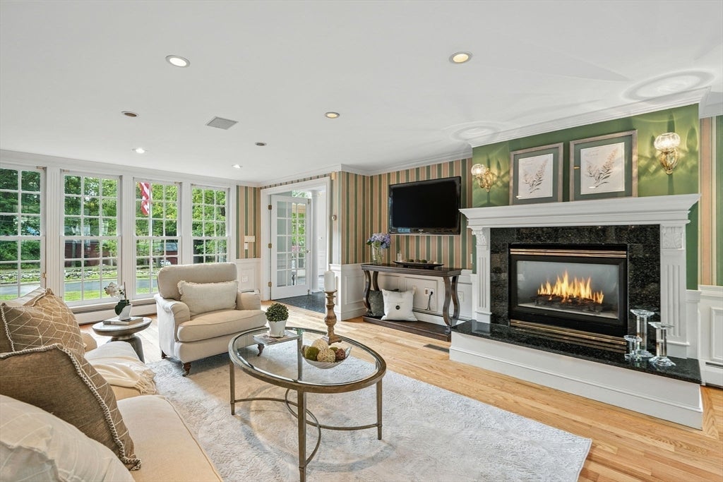 Topsfield, Massachusetts, 01983, United States, 6 Bedrooms Bedrooms, ,4 BathroomsBathrooms,Residential,Active,1936130