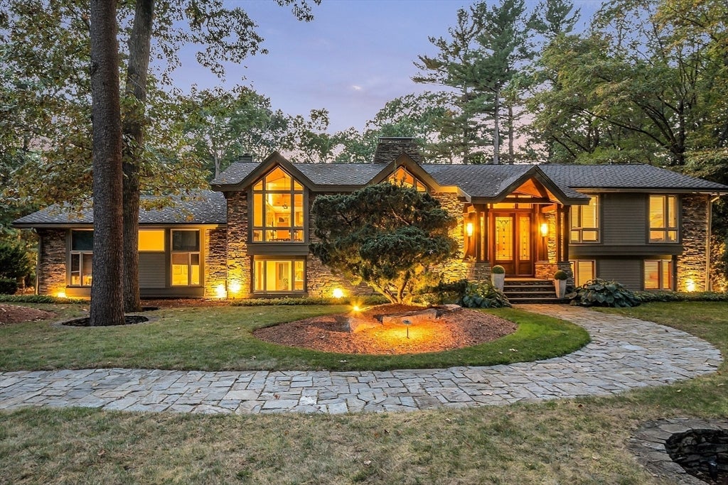 Lynnfield, Massachusetts, 01940, United States, 4 Bedrooms Bedrooms, ,3 BathroomsBathrooms,Residential,Active,1885013