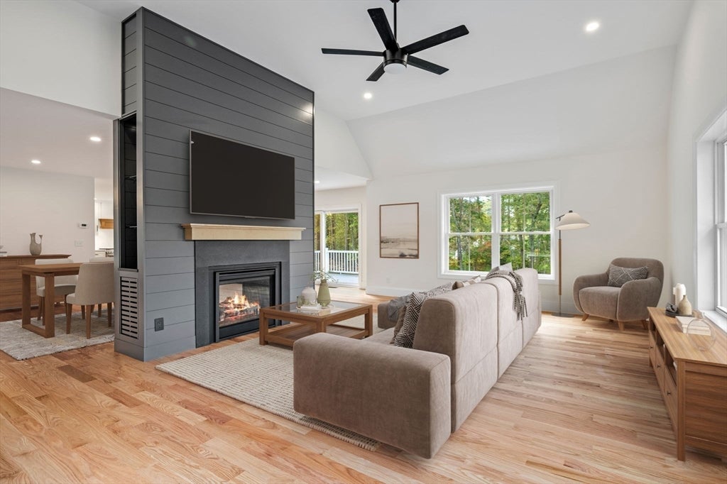 Topsfield, Massachusetts, 01983, United States, 4 Bedrooms Bedrooms, ,3 BathroomsBathrooms,Residential,Active,1962184