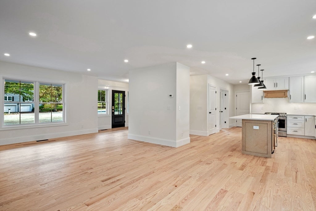 Topsfield, Massachusetts, 01983, United States, 4 Bedrooms Bedrooms, ,3 BathroomsBathrooms,Residential,Active,1962184