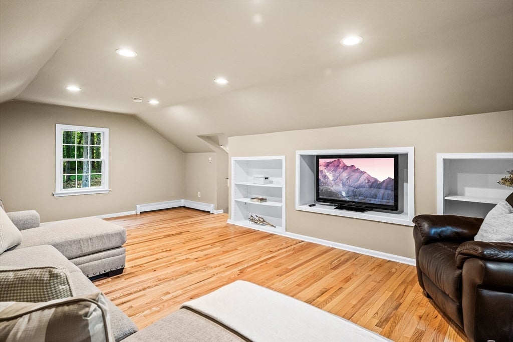 Boxford, Massachusetts, 01921, United States, 4 Bedrooms Bedrooms, ,4 BathroomsBathrooms,Residential,Active,1858684