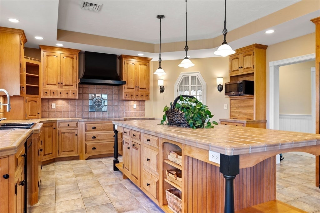 Pittsfield, New Hampshire, 03263, United States, 4 Bedrooms Bedrooms, ,5 BathroomsBathrooms,Residential,Active,1860238