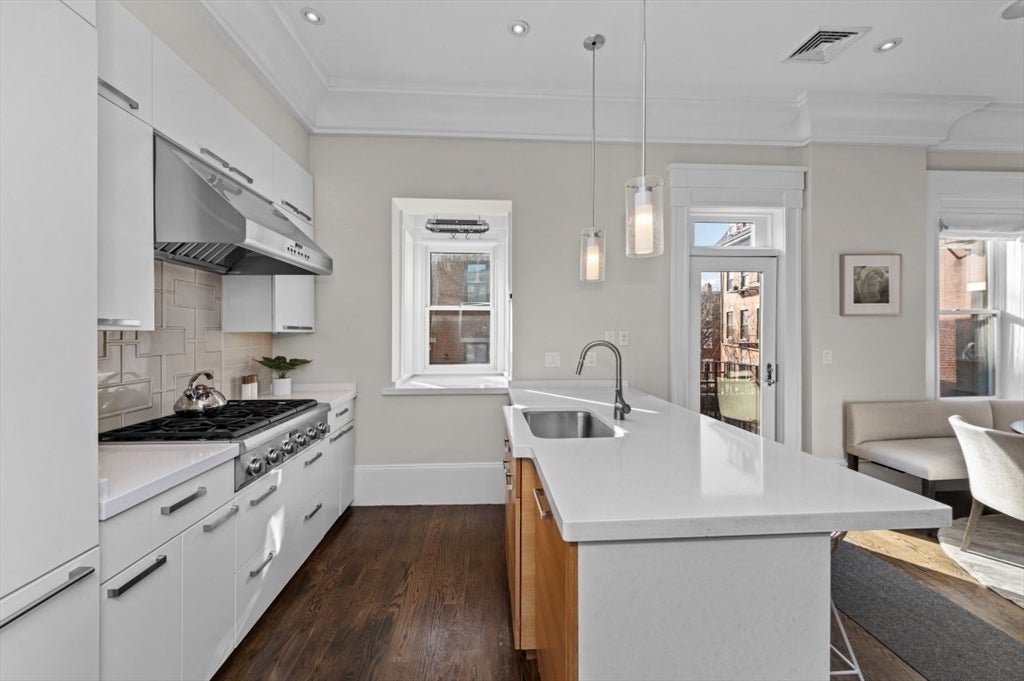 Boston, Massachusetts, 02118, United States, 3 Bedrooms Bedrooms, ,3 BathroomsBathrooms,Residential,Active,2010917