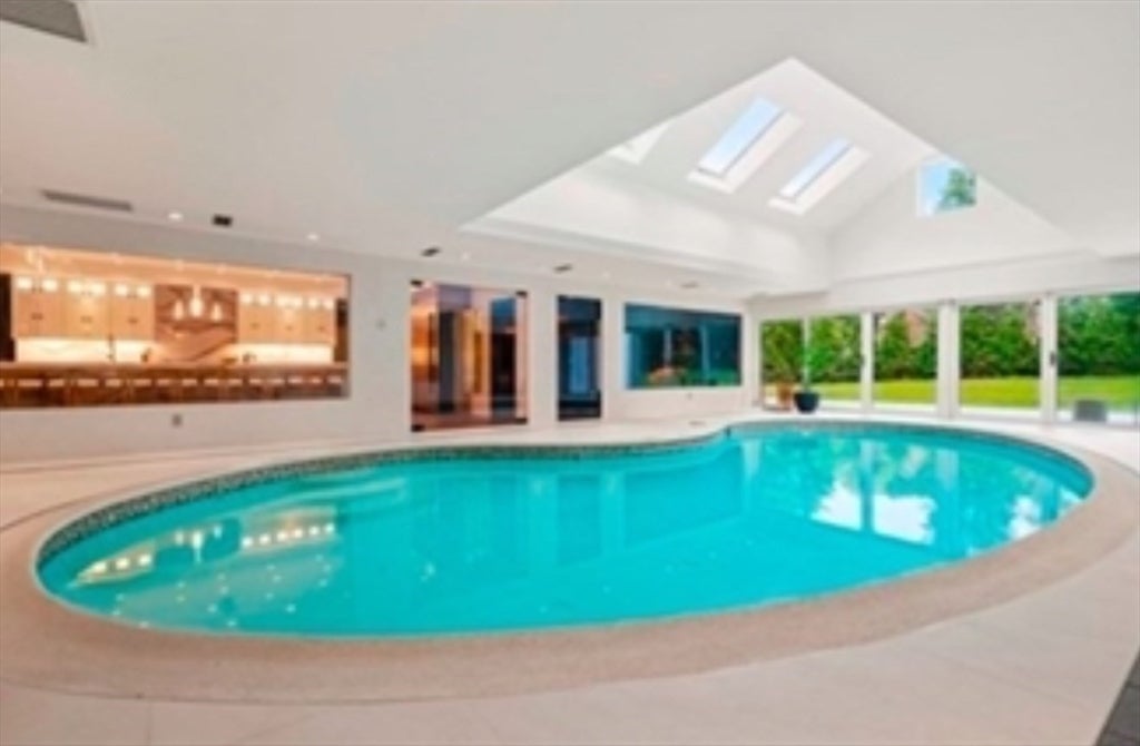 Easton, Massachusetts, 02375, United States, 4 Bedrooms Bedrooms, ,5 BathroomsBathrooms,Residential,Active,1973645