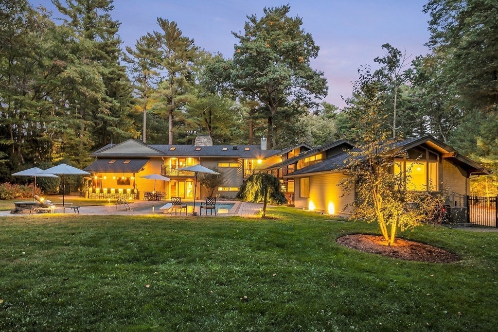 Lynnfield, Massachusetts, 01940, United States, 4 Bedrooms Bedrooms, ,3 BathroomsBathrooms,Residential,Active,1885013