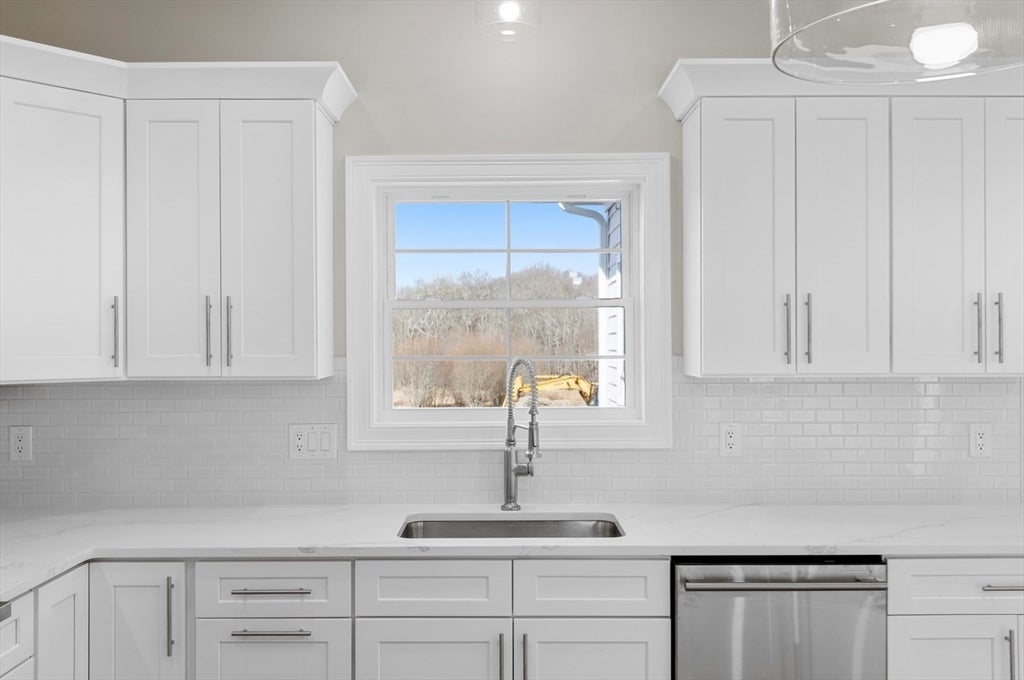 Dartmouth, Massachusetts, 02748, United States, 5 Bedrooms Bedrooms, ,4 BathroomsBathrooms,Residential,Active,1997881