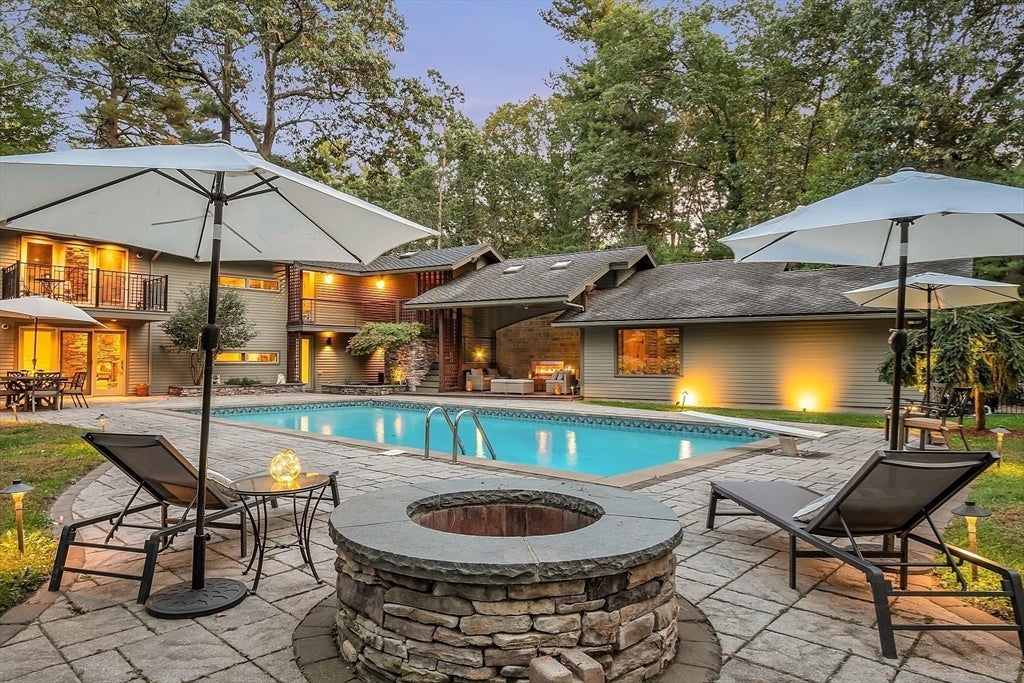 Lynnfield, Massachusetts, 01940, United States, 4 Bedrooms Bedrooms, ,3 BathroomsBathrooms,Residential,Active,1885013
