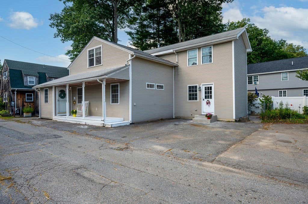 31 PINE GROVE AVE, LEOMINSTER, MA 01453, photo 1 of 40