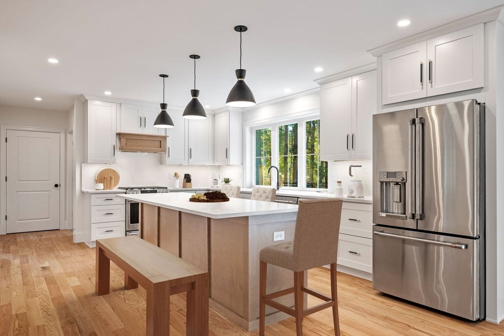 Topsfield, Massachusetts, 01983, United States, 4 Bedrooms Bedrooms, ,3 BathroomsBathrooms,Residential,Active,1962184