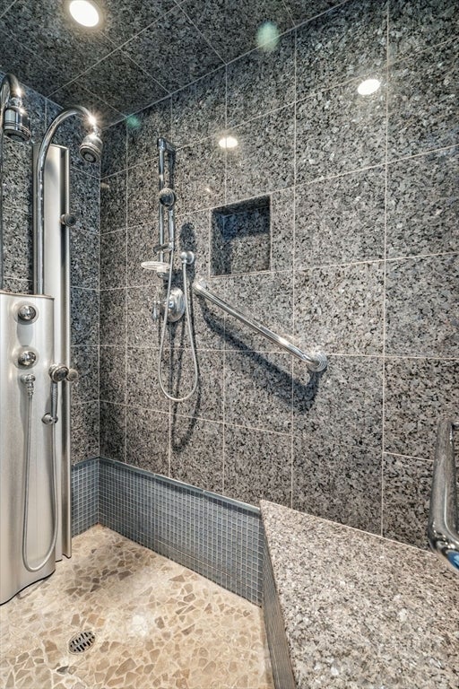 Topsfield, Massachusetts, 01983, United States, 6 Bedrooms Bedrooms, ,4 BathroomsBathrooms,Residential,Active,1936130