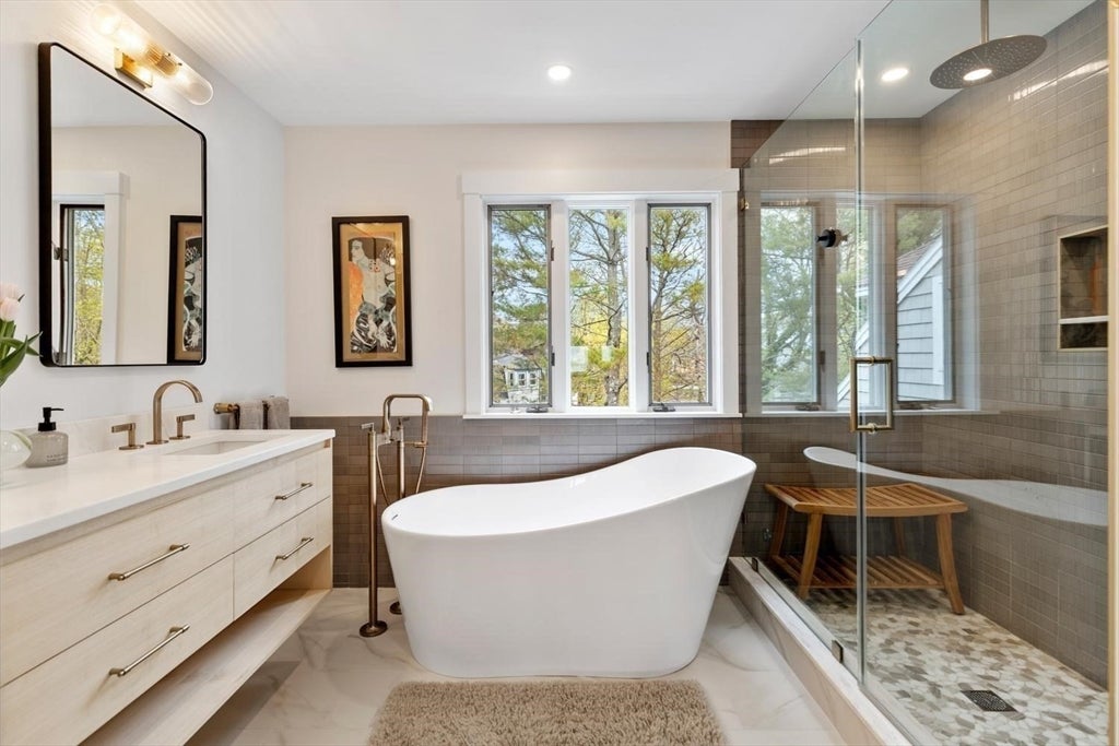 Gloucester, Massachusetts, 01930, United States, 2 Bedrooms Bedrooms, ,3 BathroomsBathrooms,Residential,Active,2043789