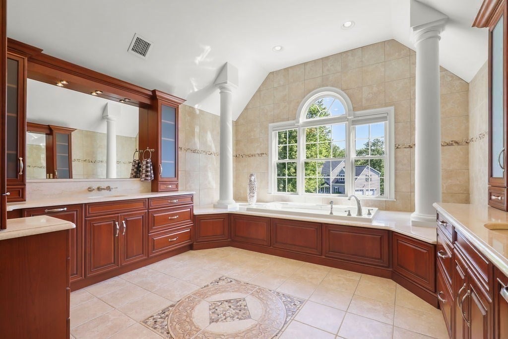 North Attleboro, Massachusetts, 02760, United States, 5 Bedrooms Bedrooms, ,6 BathroomsBathrooms,Residential,Active,1934825