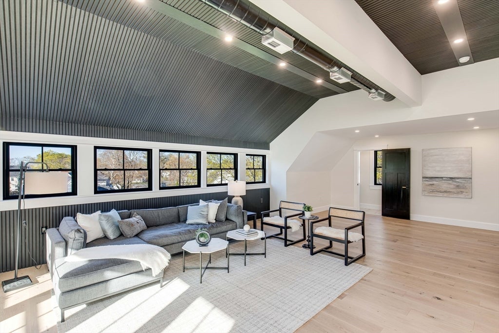 Newburyport, Massachusetts, 01950, United States, 4 Bedrooms Bedrooms, ,6 BathroomsBathrooms,Residential,Active,2043835