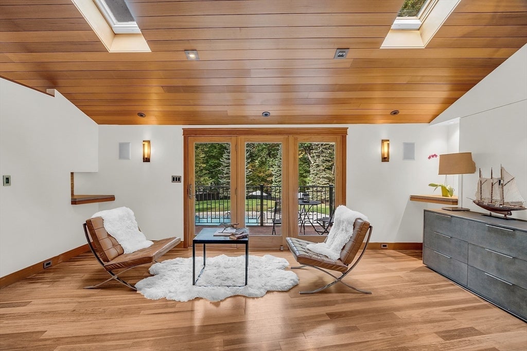 Lynnfield, Massachusetts, 01940, United States, 4 Bedrooms Bedrooms, ,3 BathroomsBathrooms,Residential,Active,1885013