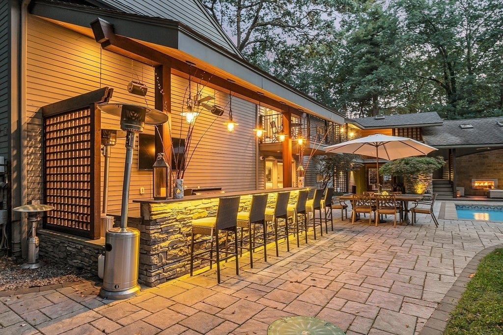 Lynnfield, Massachusetts, 01940, United States, 4 Bedrooms Bedrooms, ,3 BathroomsBathrooms,Residential,Active,1885013
