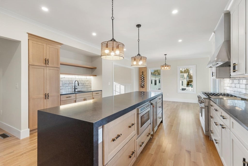 Wakefield, Massachusetts, 01880, United States, 4 Bedrooms Bedrooms, ,4 BathroomsBathrooms,Residential,Active,2010201