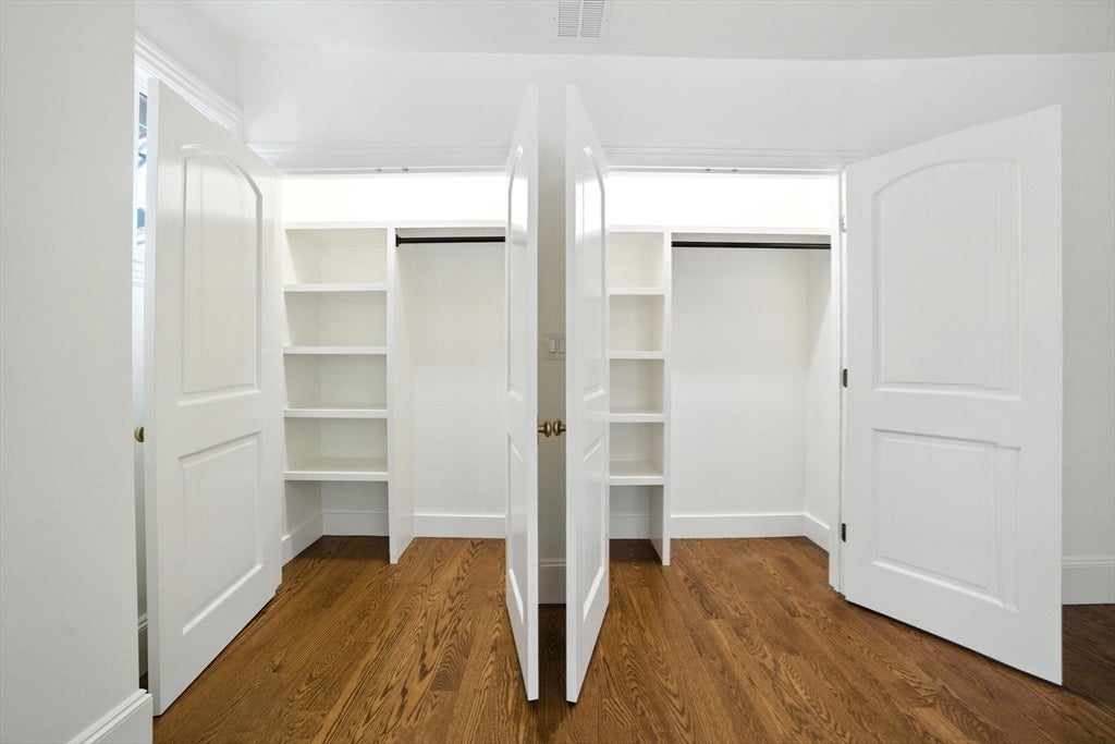 Brookline, Massachusetts, 02446, United States, 4 Bedrooms Bedrooms, ,4 BathroomsBathrooms,Residential,Active,1806604
