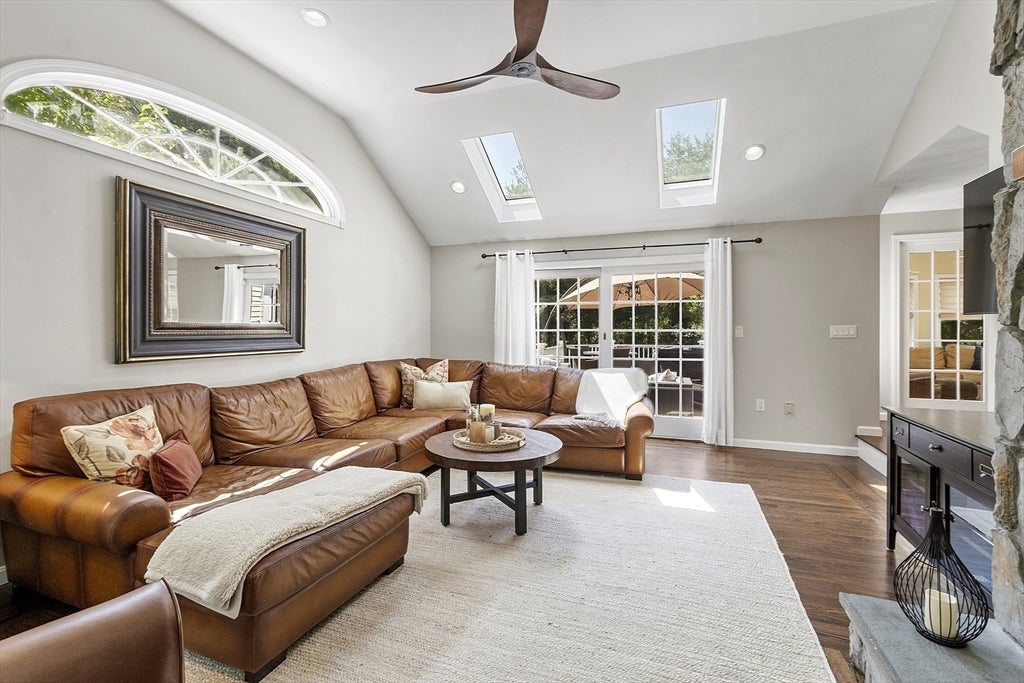 Middleton, Massachusetts, 01949, United States, 4 Bedrooms Bedrooms, ,4 BathroomsBathrooms,Residential,Active,1941131