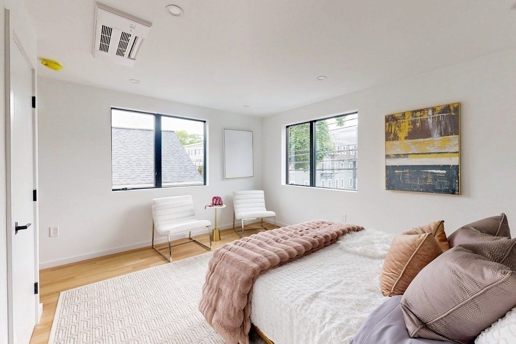 Cambridge, Massachusetts, 02141, United States, 3 Bedrooms Bedrooms, ,3 BathroomsBathrooms,Residential,Active,1945532