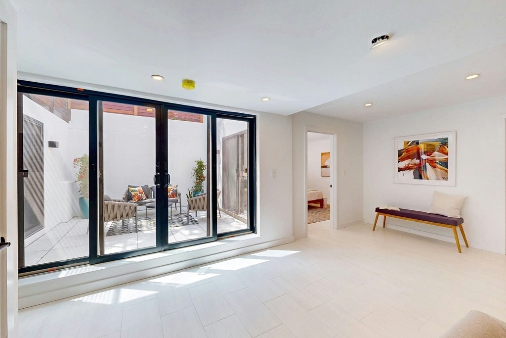 Cambridge, Massachusetts, 02141, United States, 4 Bedrooms Bedrooms, ,5 BathroomsBathrooms,Residential,Active,1945450