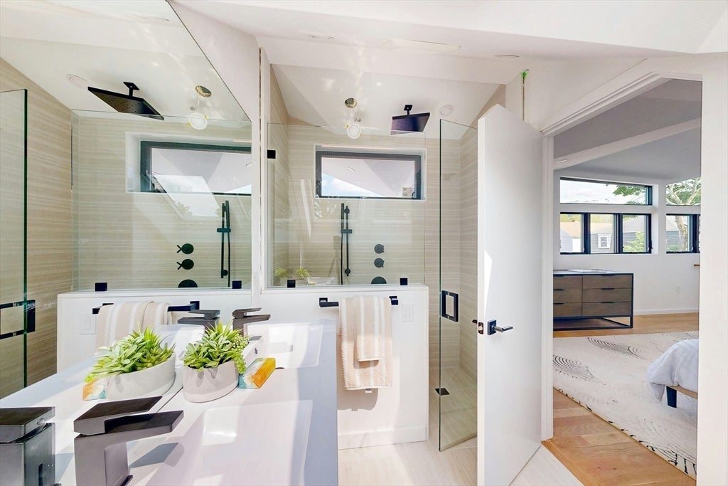 Cambridge, Massachusetts, 02141, United States, 4 Bedrooms Bedrooms, ,5 BathroomsBathrooms,Residential,Active,1945450