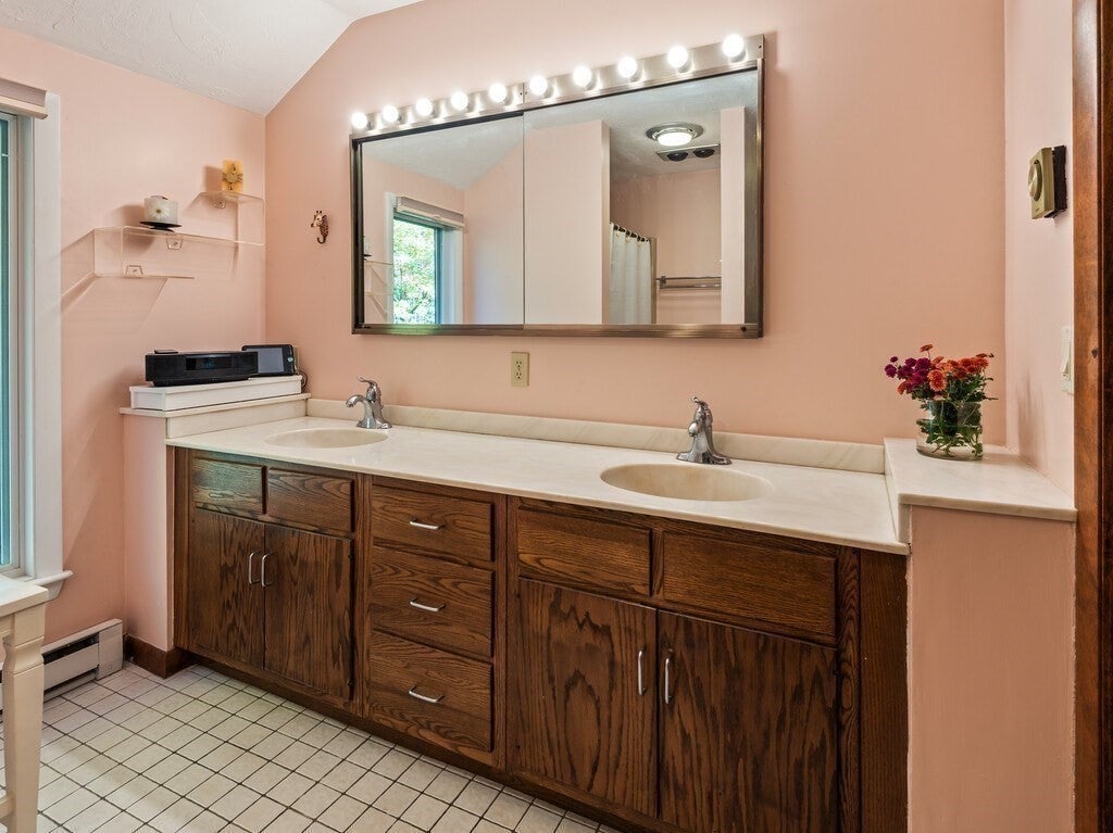 Shrewsbury, Massachusetts, 01545, United States, 4 Bedrooms Bedrooms, ,5 BathroomsBathrooms,Residential,Active,1968373