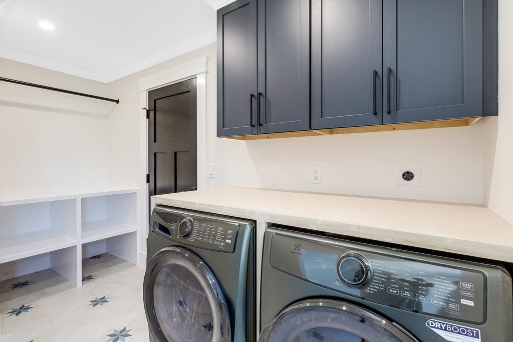 Newburyport, Massachusetts, 01950, United States, 4 Bedrooms Bedrooms, ,6 BathroomsBathrooms,Residential,Active,2043835