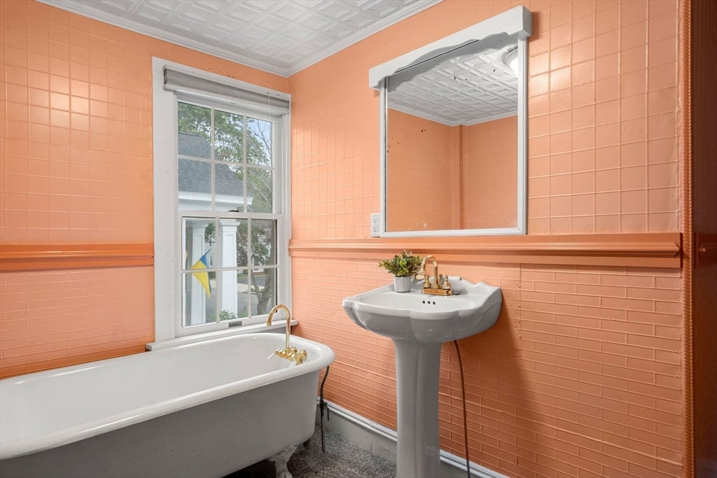 Newburyport, Massachusetts, 01950, United States, 3 Bedrooms Bedrooms, ,2 BathroomsBathrooms,Residential,Active,1922344