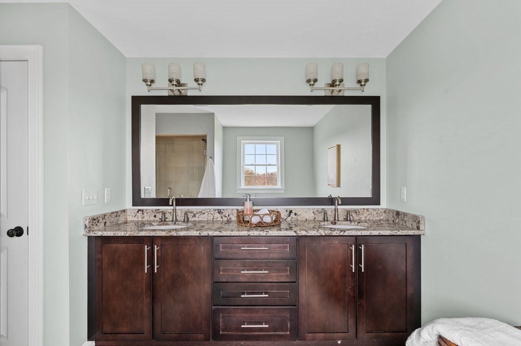 West Newbury, Massachusetts, 01985, United States, 4 Bedrooms Bedrooms, ,4 BathroomsBathrooms,Residential,Active,1986888